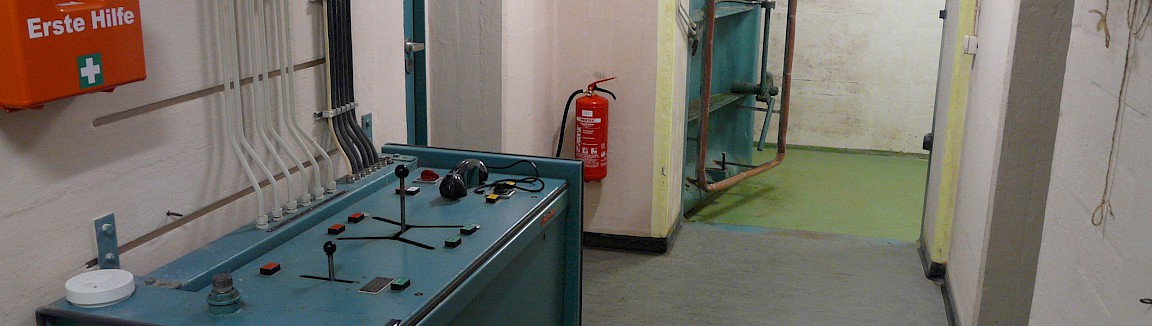 Blick auf das Steuerpult der hydraulischen Eingangstür in den Bunker Ilbenstadt.